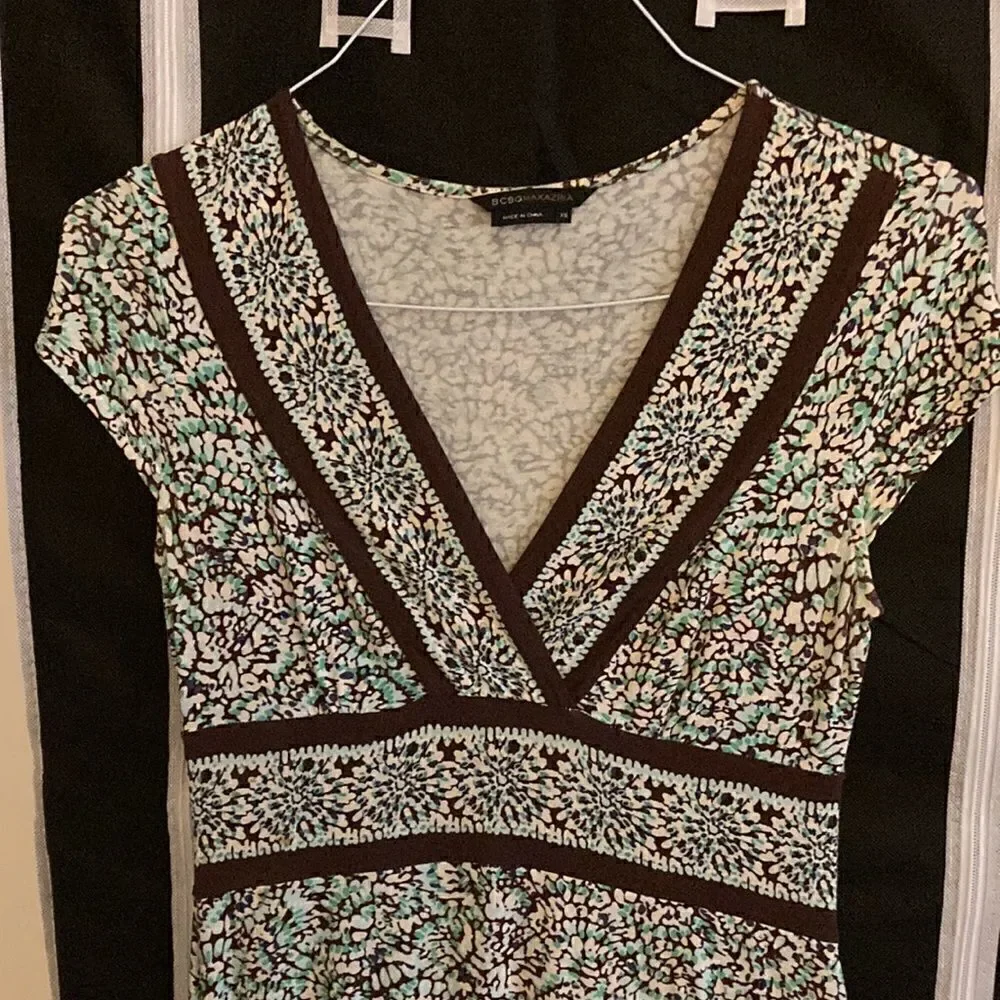 BCBG Maxazria Floral Print Dress with Surplus Neckline and Cap Sleeves. Size XS